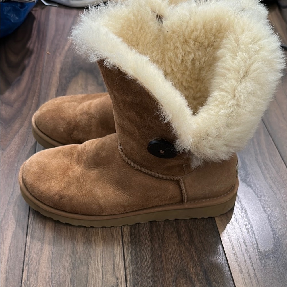 Ugg Bailey button boots size 8 good condition